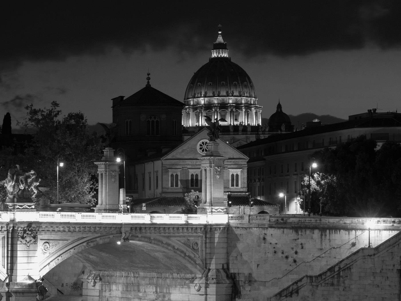 Il Tevere e Ponte Vittorio Emanuele II, con la cupola di San Pietro sullo sfondo